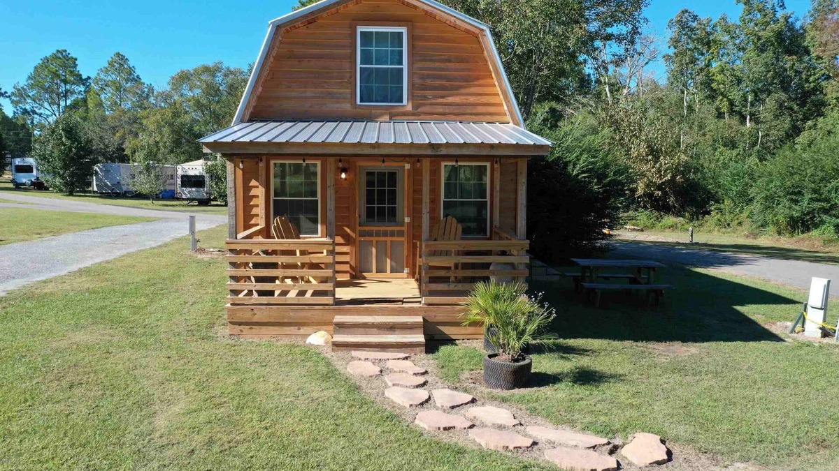 Ashburn Cabin | Georgia Golf Cottage with 9-hole course, pool, tennis court, clubhouse and more!