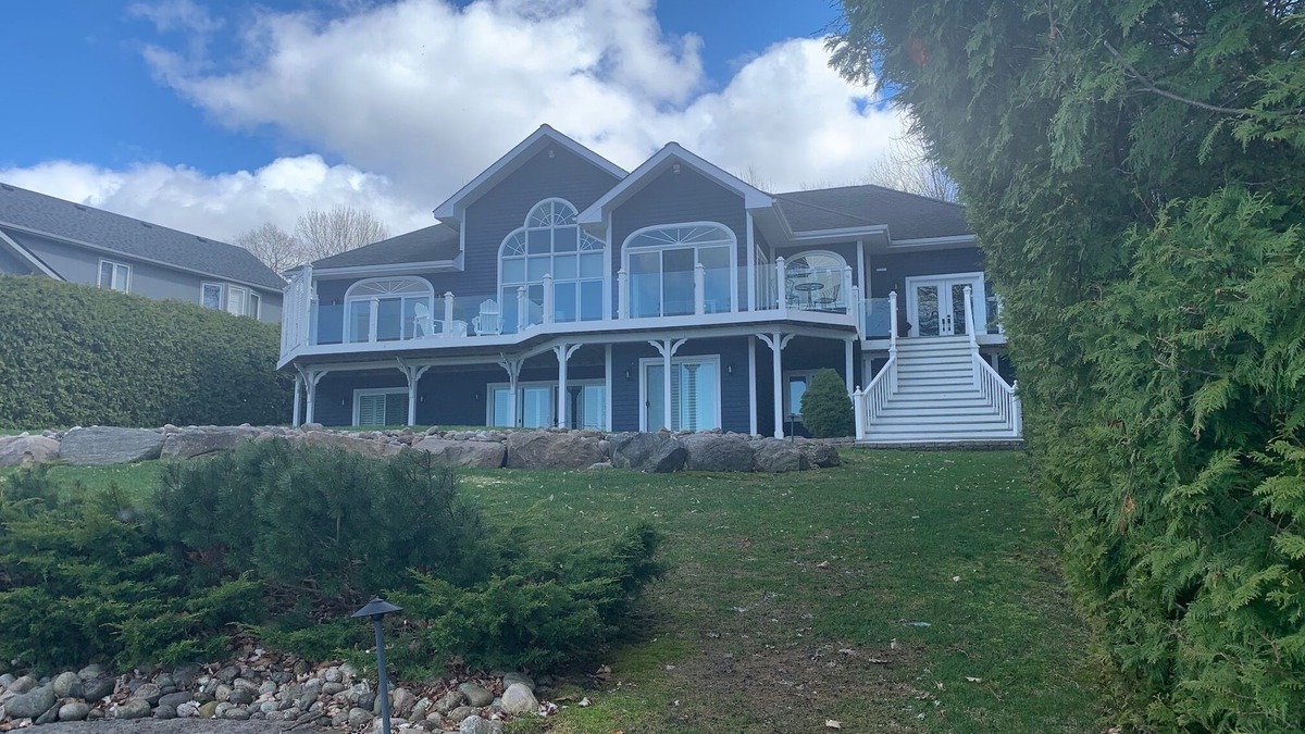 Penetanguishene House | GEORGIAN BAY DIRECT WATERFRONT HOME NEAR MIDLAND, ONTARIO