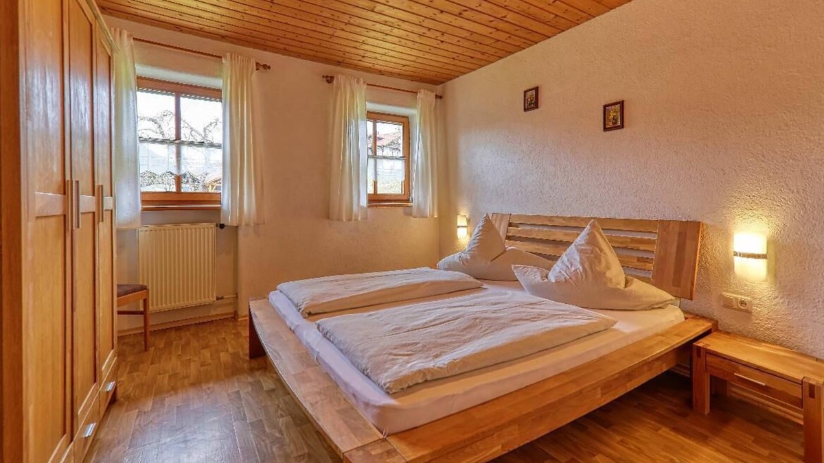 Viechtach Apartment | Geräumige FeWo (75m2) für 5 Personen mit möblierter Sonnenterrasse