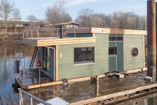 Neuland Boat Rental | Geräumige, hochwertiges Hausboot PETITE mit Kamin