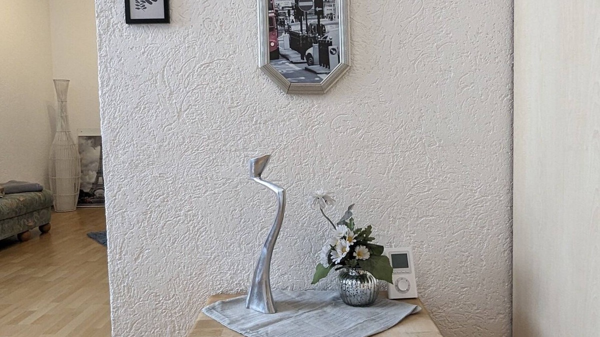 Pforzheim Apartment | Geräumiges Doppelzimmer mit Bad und Tee/kaffeeecke, Schlafcouch, Zentral Gelegen