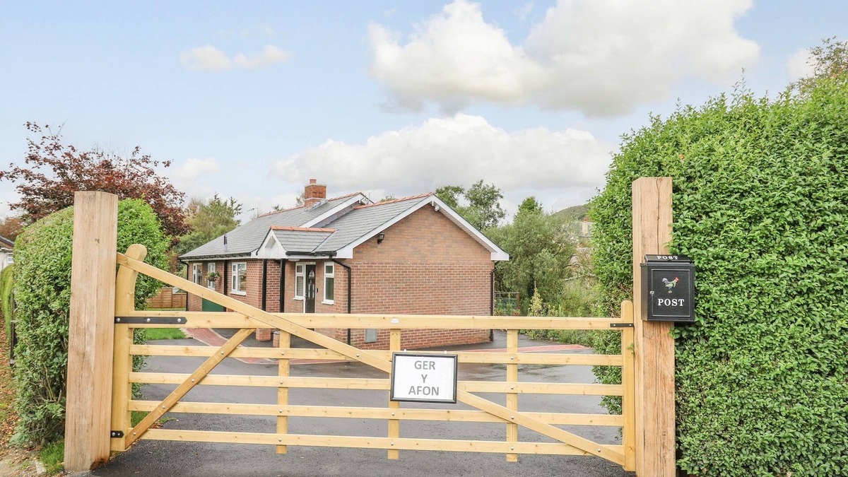 St Harmon Cottage | GER YR AFON COTTAGE, family friendly, with hot tub in Rhayader