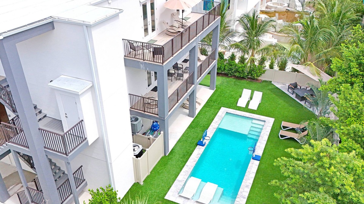 Siesta Key Condo | Gertrude's | 100% Private Resort-like home & pool, 500ft to private Siesta Key beach access!