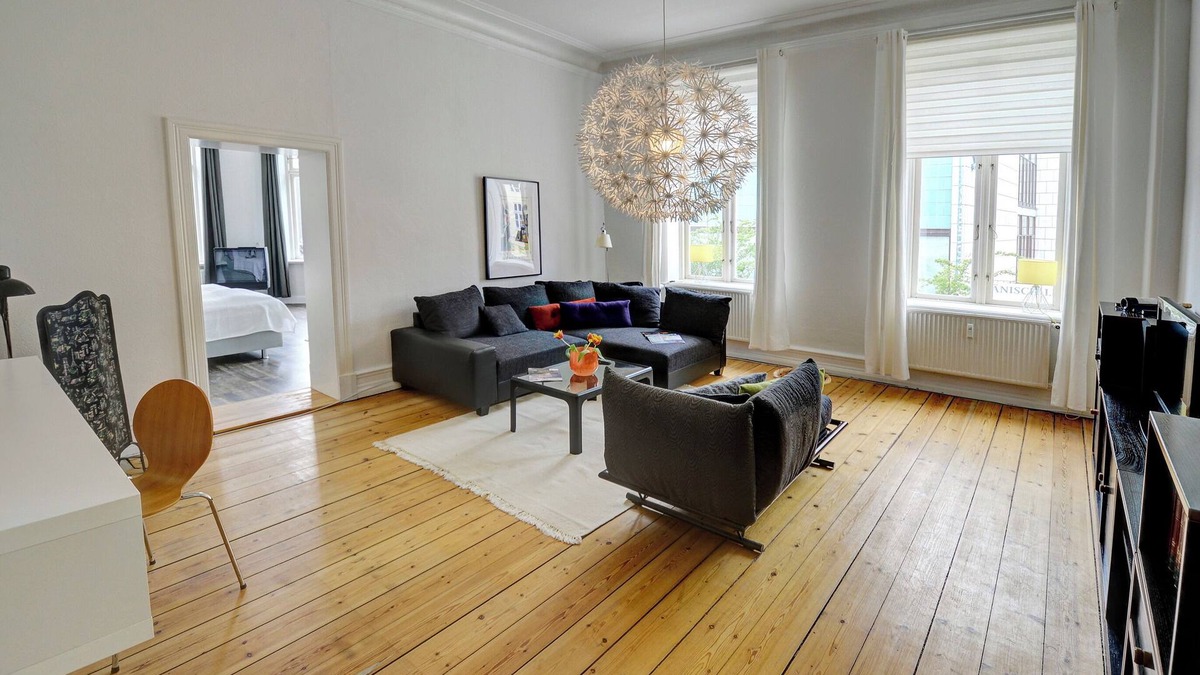 Flensburg Apartment | Gesine - 1st floor, bathroom with shower, WLAN, TV, old building, open kitchen