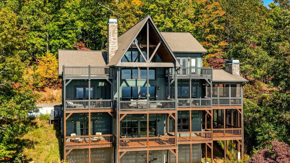 Mineral Bluff Cabin | GET A NEW ALTITUDE located at the highest peak of Stuart Mountain