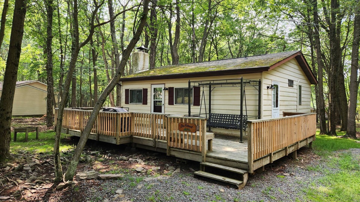 Briar Crest Woods Cabin | Get All the Creature Comforts at the Hideout: Your Home Away from Home!