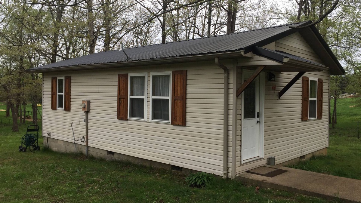 Ellsinore House | Get Away Acres 1/2 mile off highway 60 extra sanitized