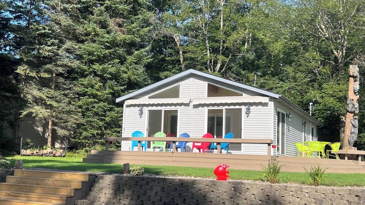 St. Helen Cottage | Get away and relax in this Cheerful Waterfront Cottage! Pontoon Included!
