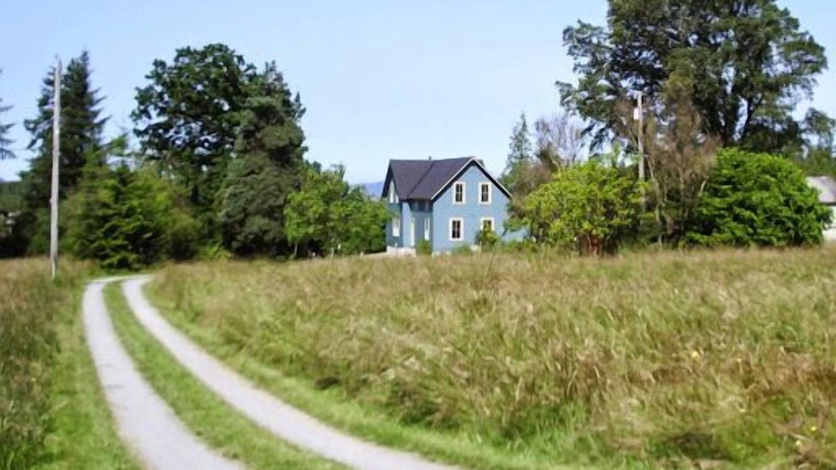 Stanwood Other | Get away from crowds! Enjoy peace, quiet, firepit, acreage and neat farmhouse.