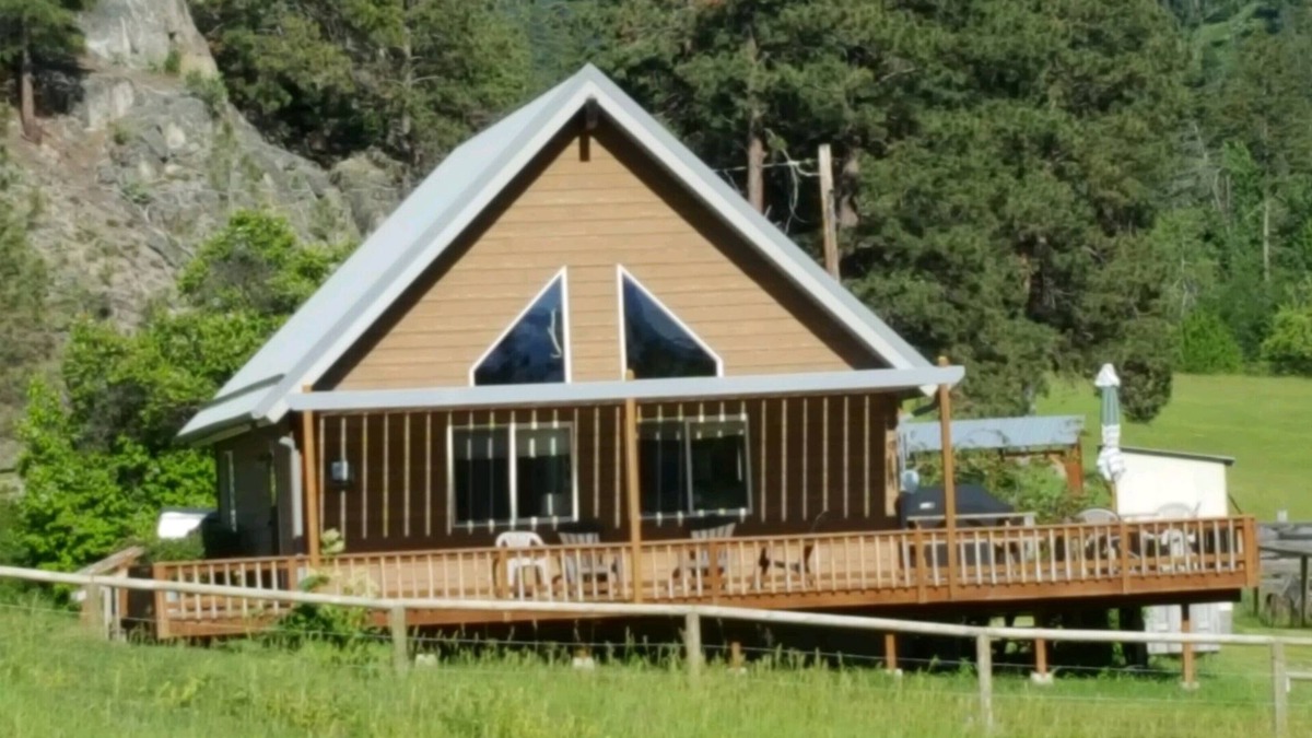Corvallis Cabin | Get Away From It All At This Mountain Paradise