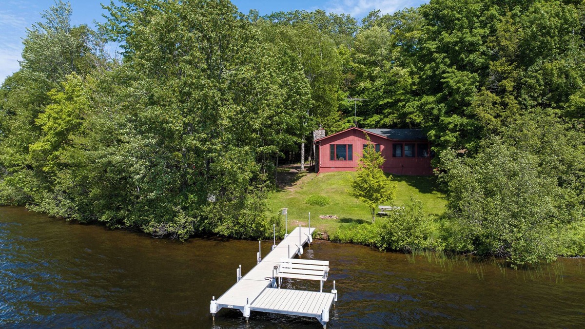 Hayward Cabin | Get away from it all at Tranquility on beautiful Teal Lake "the Quiet Lake"