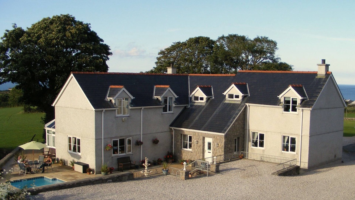 Moelfre Bed & Breakfast | Get away from it all with fantastic sea and Country side views.