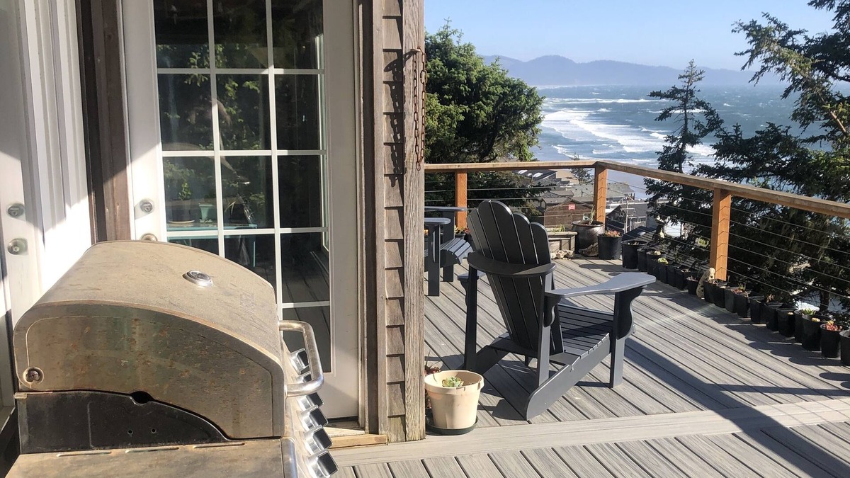 Oceanside Cottage | Get away from it all wit the sights and sounds of the pacific ocean .
