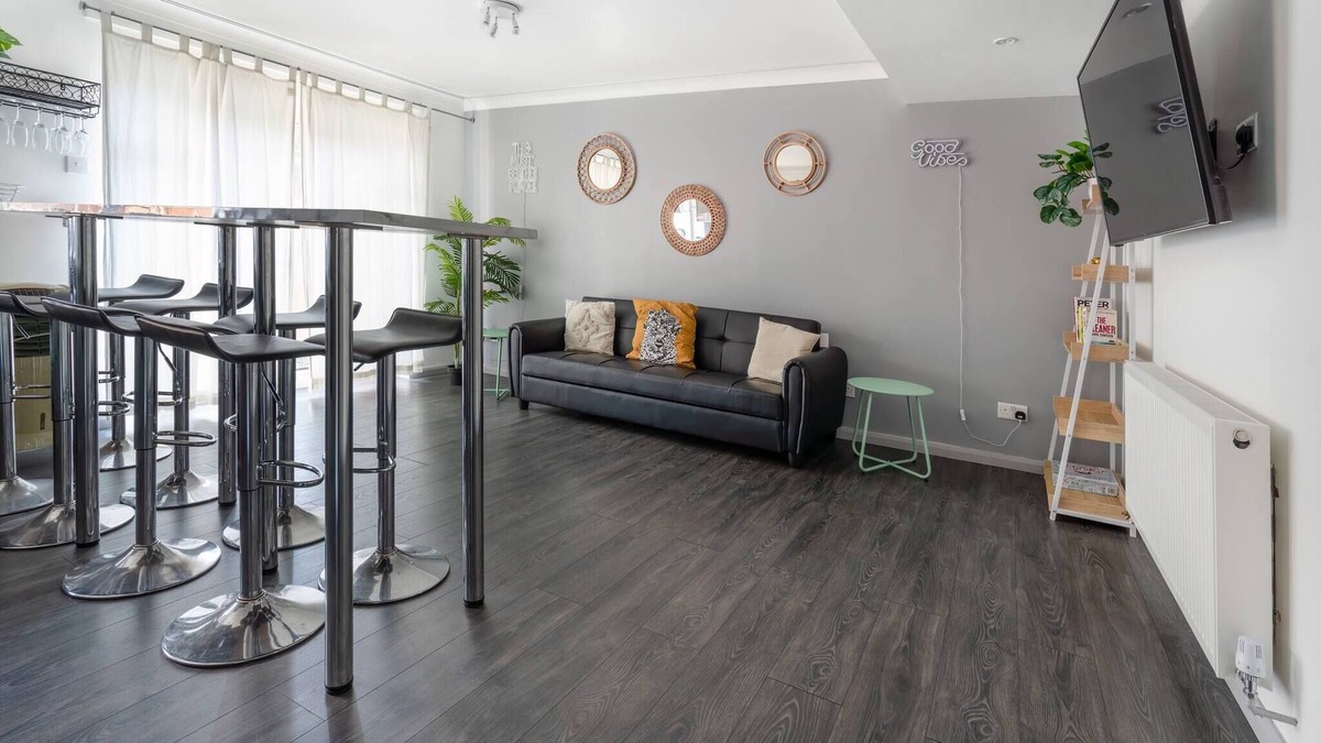 Peacehaven House | Get Away Home With Hot Tub Sleeps 6