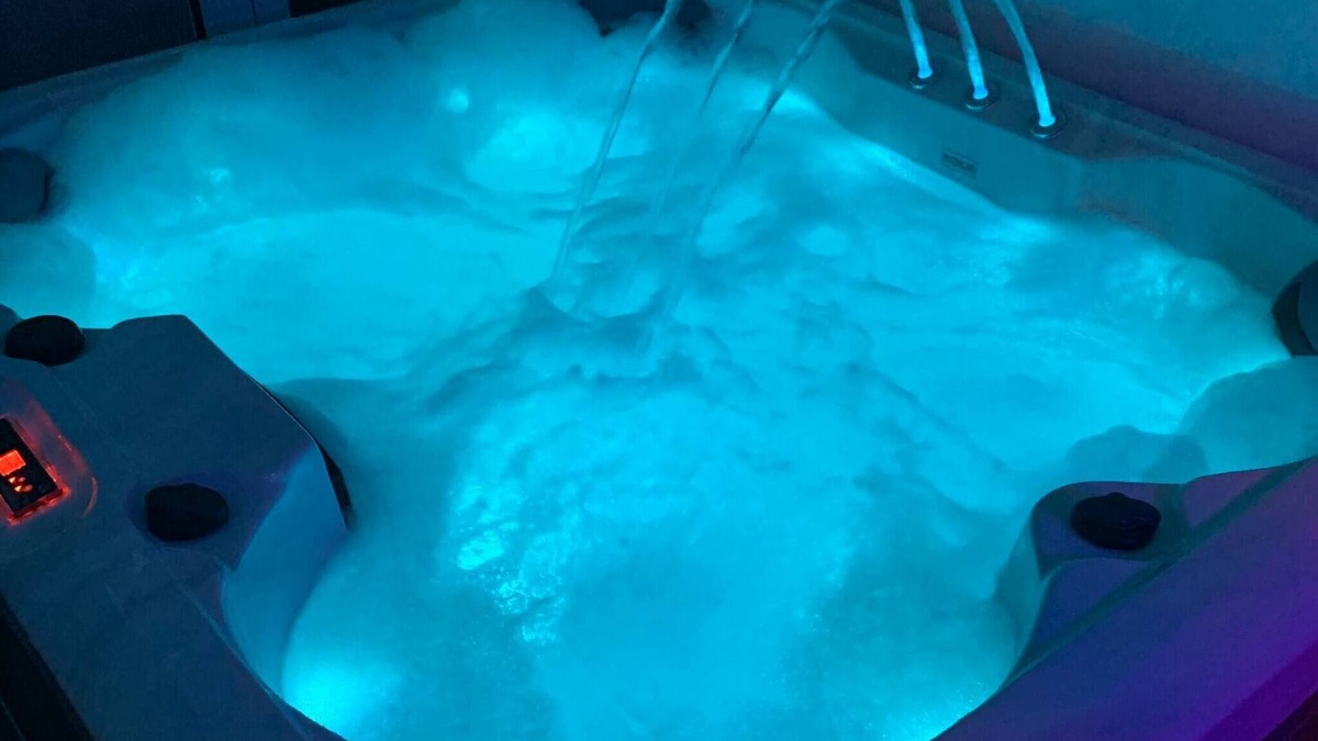 Peacehaven House | Get Away Home With Hot Tub Sleeps 4
