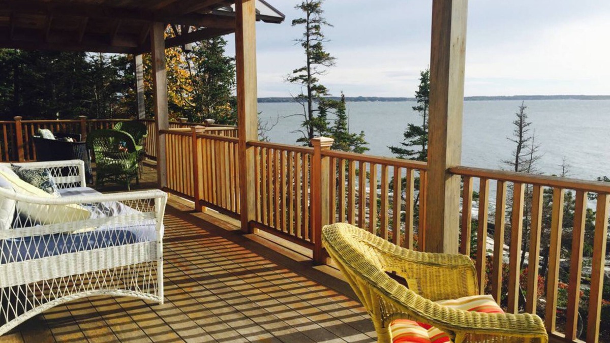 Georgetown Cottage | Get back to easy living! Walk to the beach, relax on the rocks. Dogs welcome