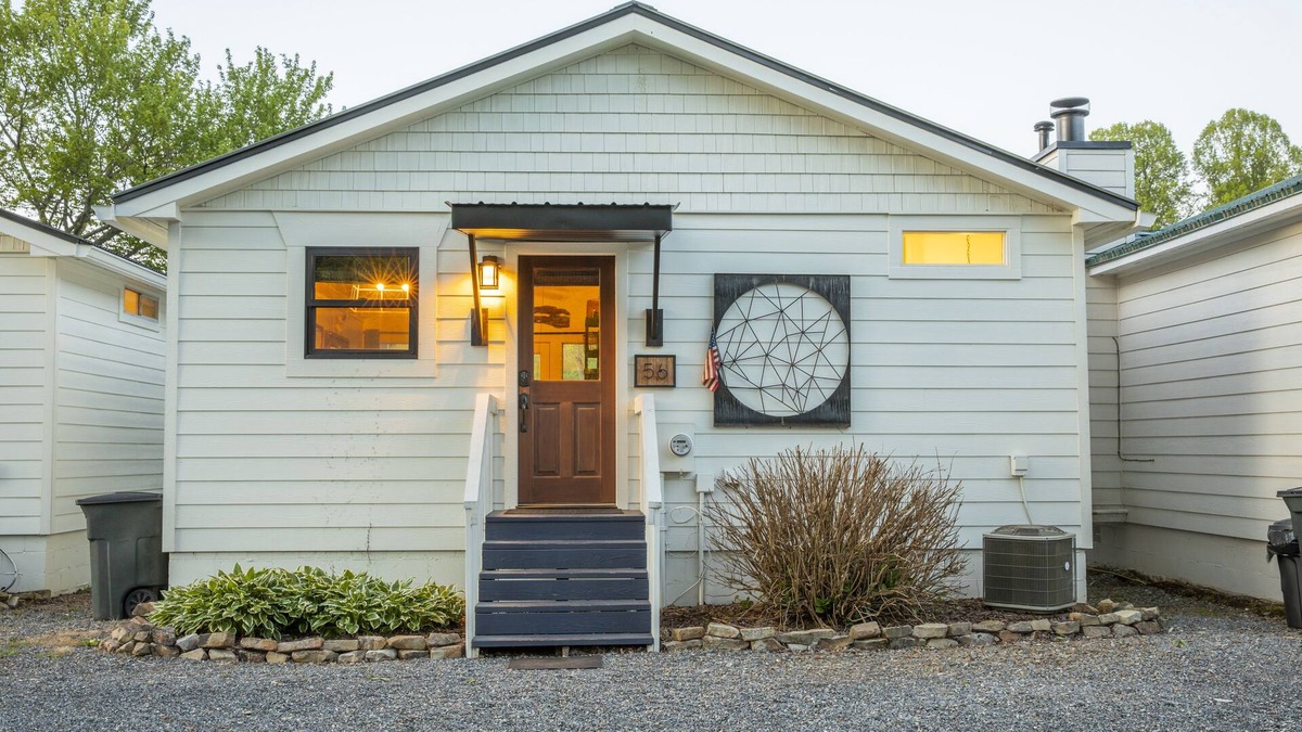 Hiawassee Cabin | Get cozy lakeside in a chic chalet with mountain views