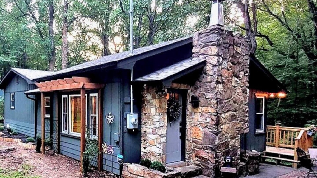 Dan River Cottage | Get Cozy & take in the beauty of Groundhog Mountain @ the Cozy Doe!