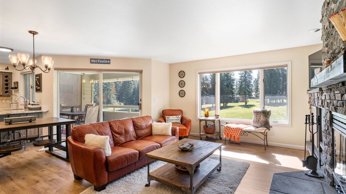 Leavenworth Condo | Get Lost Guest House - Sweeping Views of Pristine Fairways