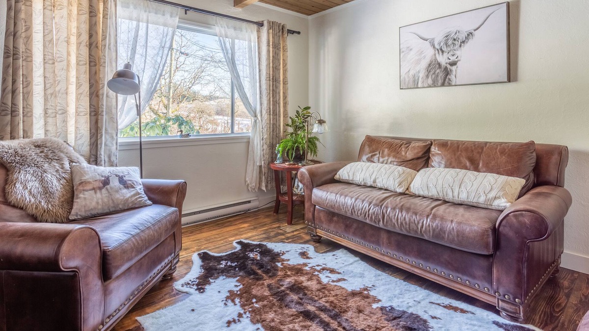Saanich House | Get off the beaten track at our super cozy cottage!