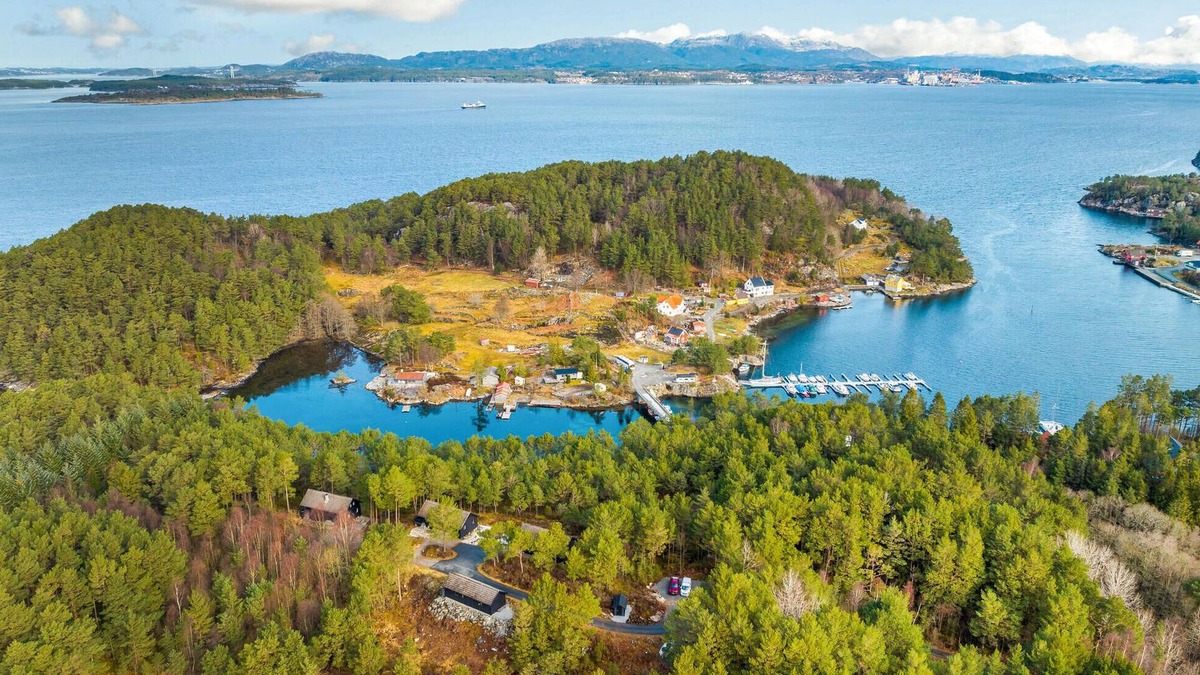 Valevag House | Get ready for a great vacation by the fjord.