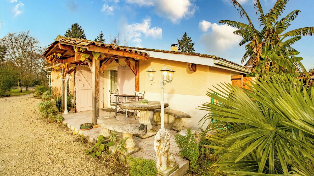 Pineuilh House | Getaway at Les Pouges – Renovated House with Garden, Fast Wi-Fi, Barbecue