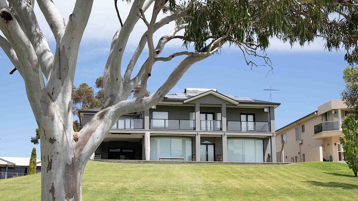 White Sands House | Getaway at River Paradise: Murray Bridge's Ultimate Riverside Retreat