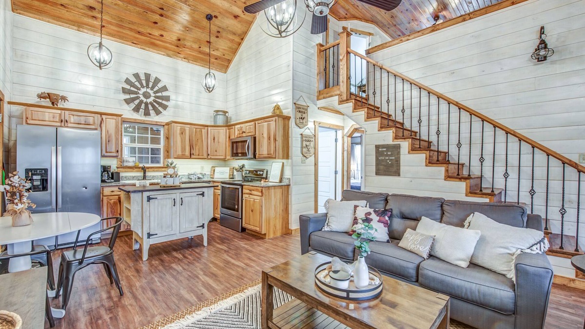 Counce Cabin | Getaway Chalet Pickwick! HOT TUB! FirePit 5 mins Pickwick Landing!