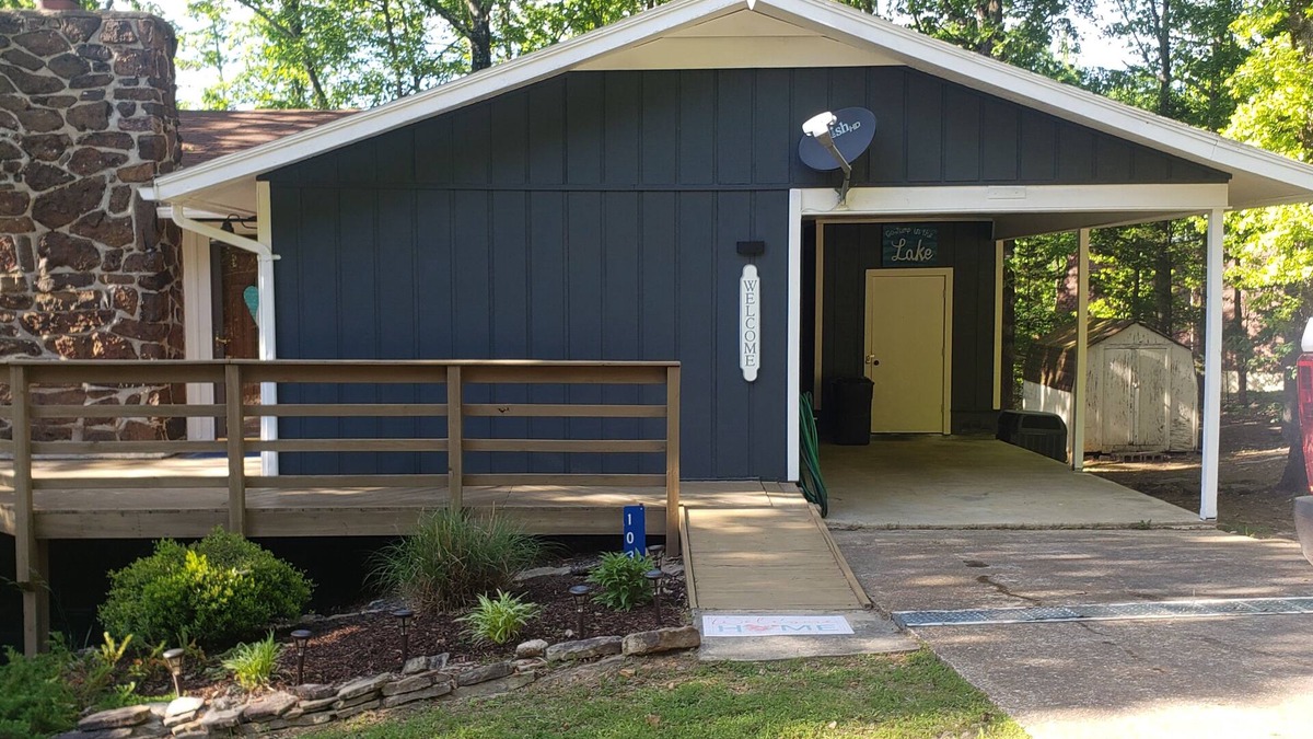 Fairfield Bay House | Getaway Close to the Lake! Family Retreat.