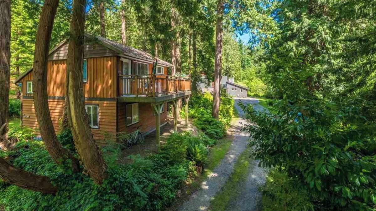 Roberts Creek Cottage | Getaway Cottage in Roberts Creek: Relax by the Beach & Forest, Art studios.