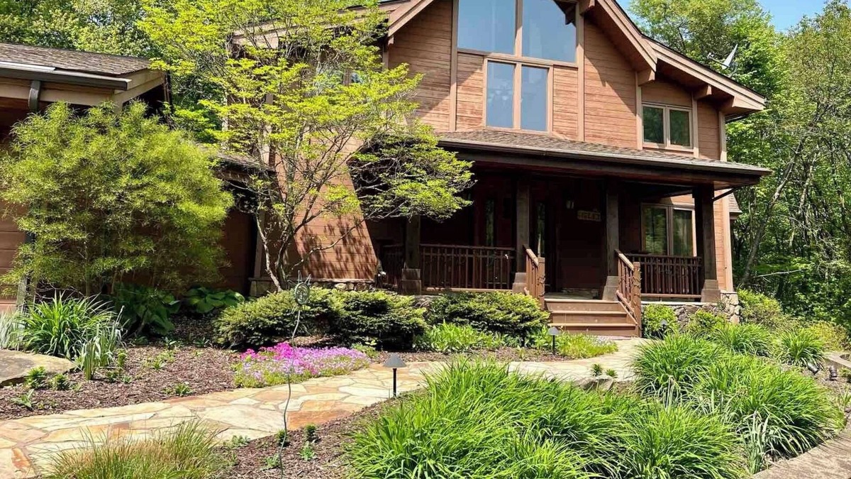 North Industry Cabin | Getaway deep in the woods with basketball court