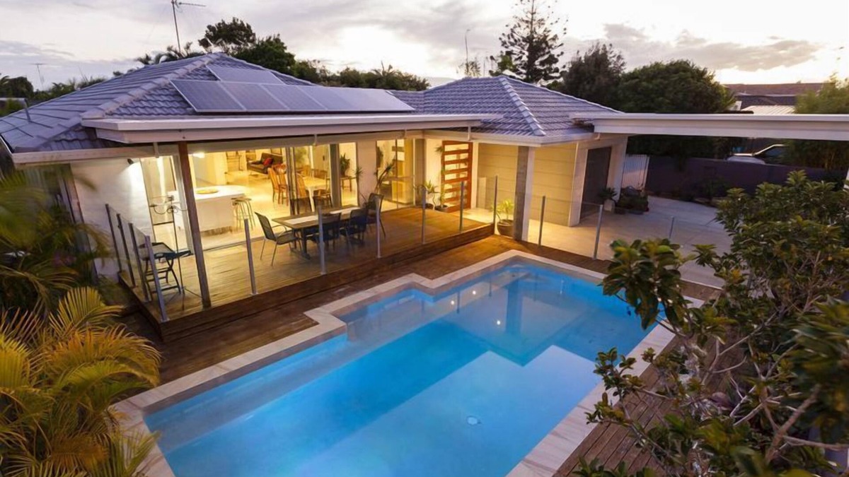 Mermaid Waters House | Getaway House - Great Value 5 mins walk to beach - Family friendly holiday home
