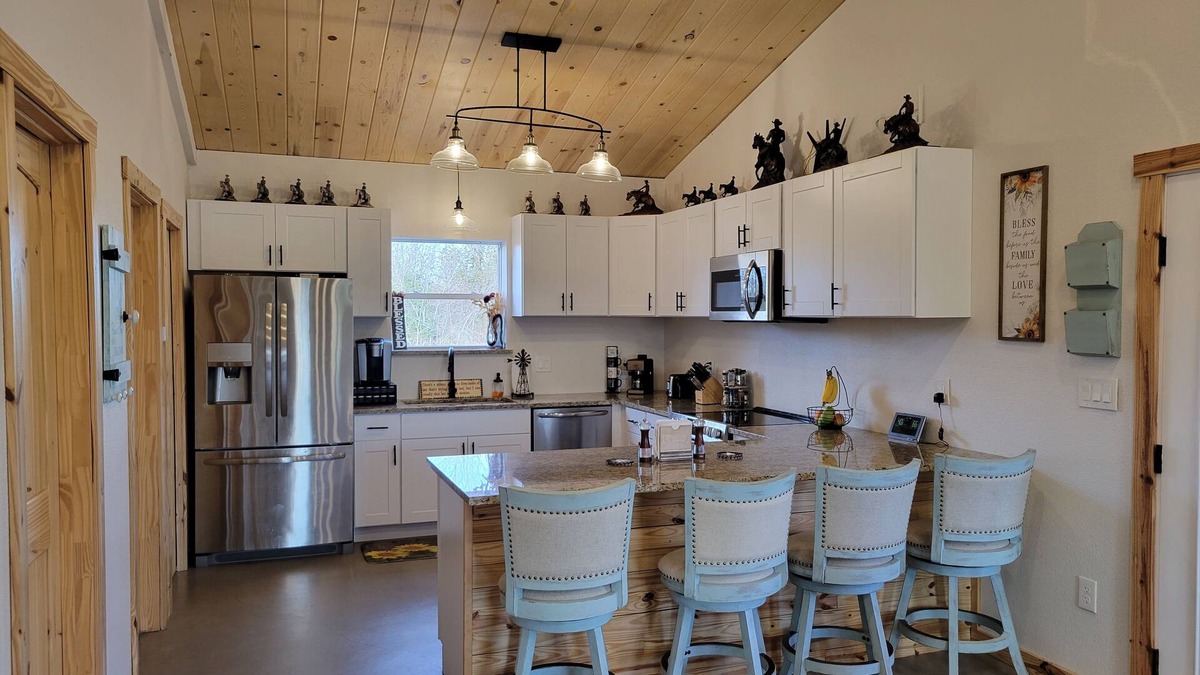 Commerce House | Getaway in a Peaceful Quiet Barndominium