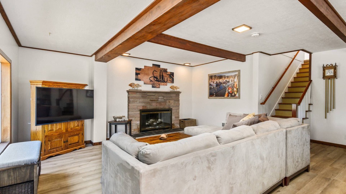 Garibaldi House | Getaway in Garibaldi, New Décor Throughout, Open Patio w/View, Ping Pong, Walk to Downtwn Garibaldi