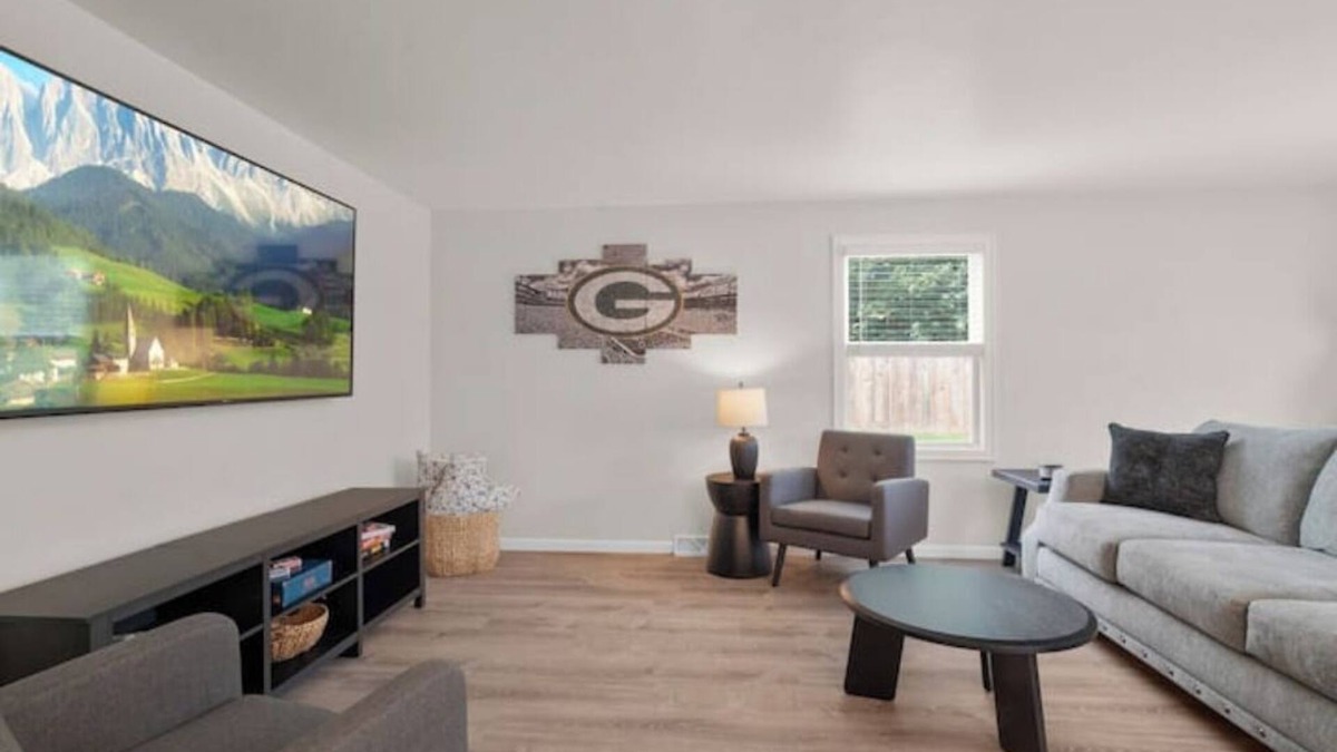 Green Bay House | Getaway in GB Updated! Explore & Enjoy the Areann