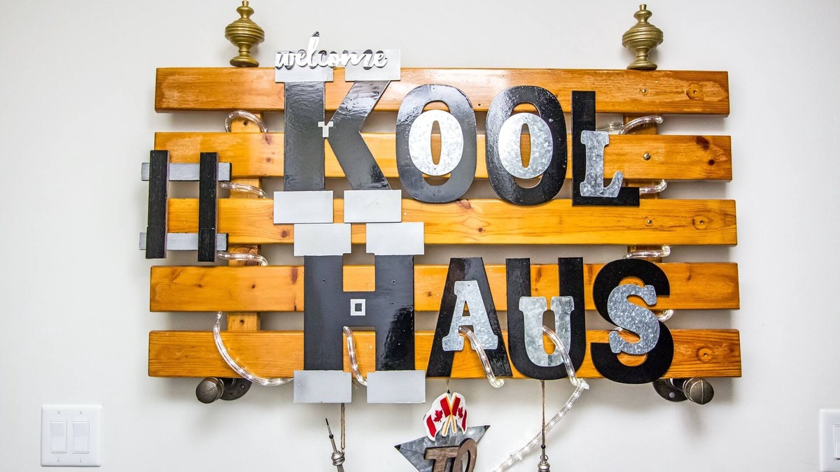 Keelesdale - Eglinton West House | ✈️Getaway @ Kool Haus T.O. Canada 🇨🇦