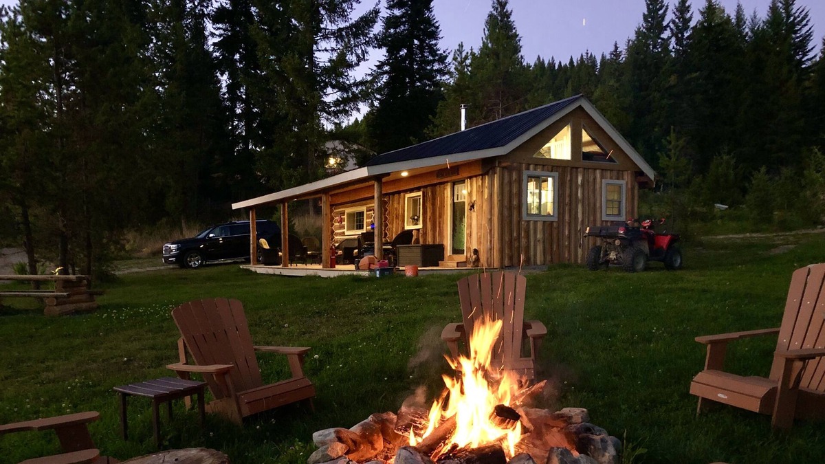 Barriere Cabin | Getaway log cabin on 160 acre Wilderness Ranch