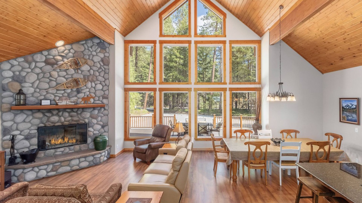 Ardenvoir Cabin | Getaway Moose-Hot Tub, Deck, WIFI, BBQ, Sleeps 6