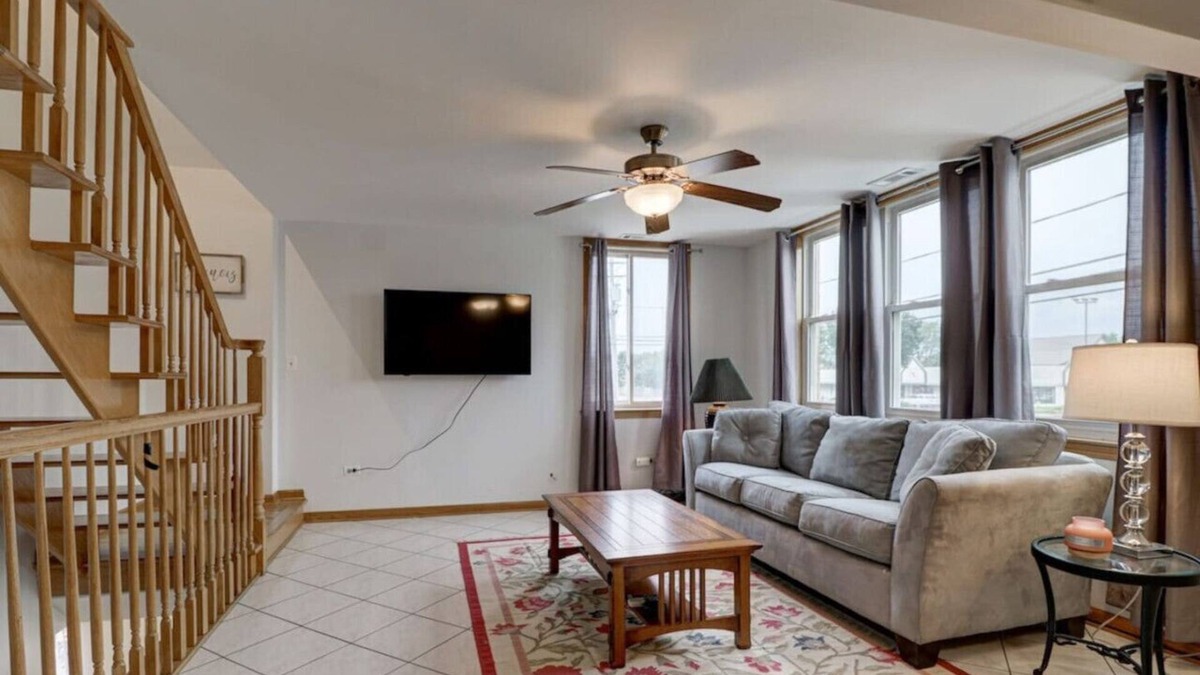Des Plaines House | Getaway Near ORD With Great Local Amenities