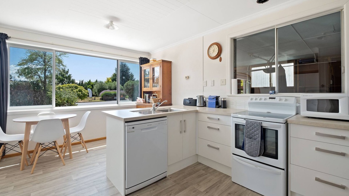 Lowburn Cottage | Getaway on the Green - Cromwell Holiday Home