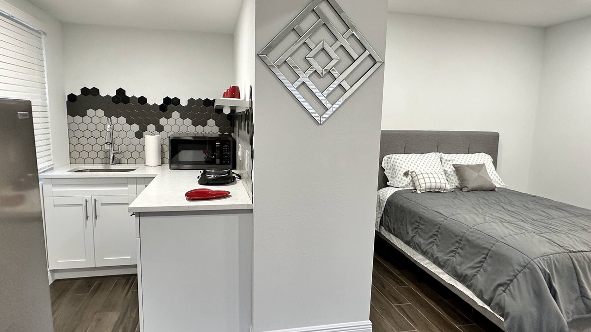 Lutz Apartment | Getaway/Private Suite A, nTranquility 🏡 close to ✈️ beach, mall, park, zoo