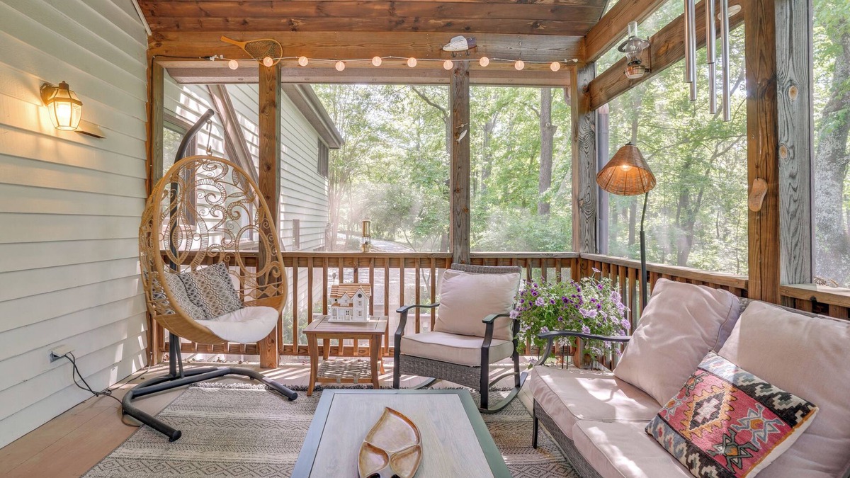 Nellysford Cottage | Getaway w/Lake Views Near Wintergreen Resort!