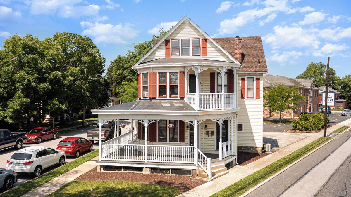 Gettysburg House | Gettysburg Home sleeps 10 with parking and Game Room. Just off the square.