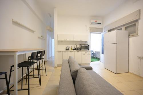 Kerem HaTeimanim Apartment | Geula Beach - 1 Bedroom Seaside Apartment By Vacay