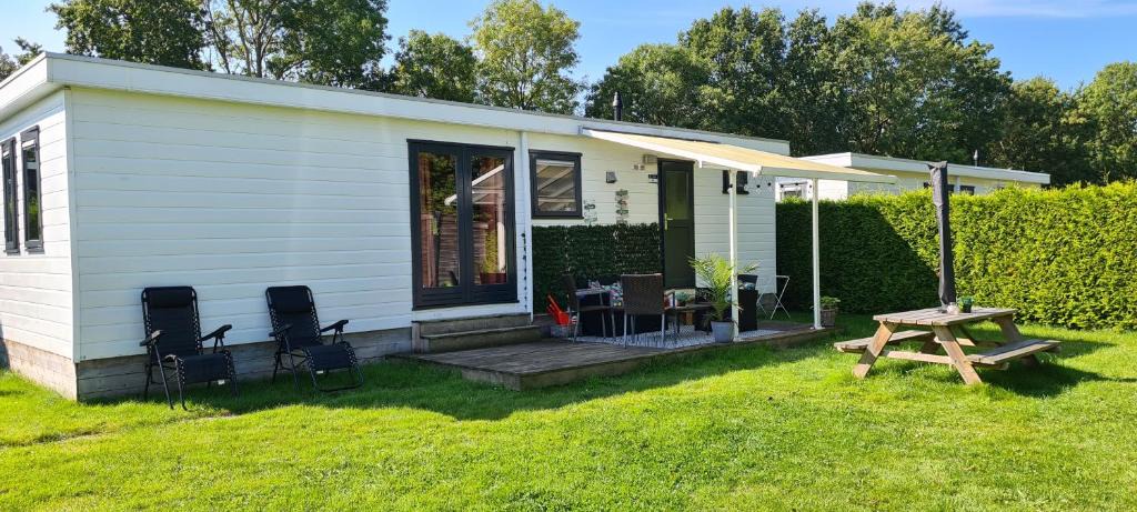 Menaldum Apartment | Gezellige chalet met grote privétuin.
