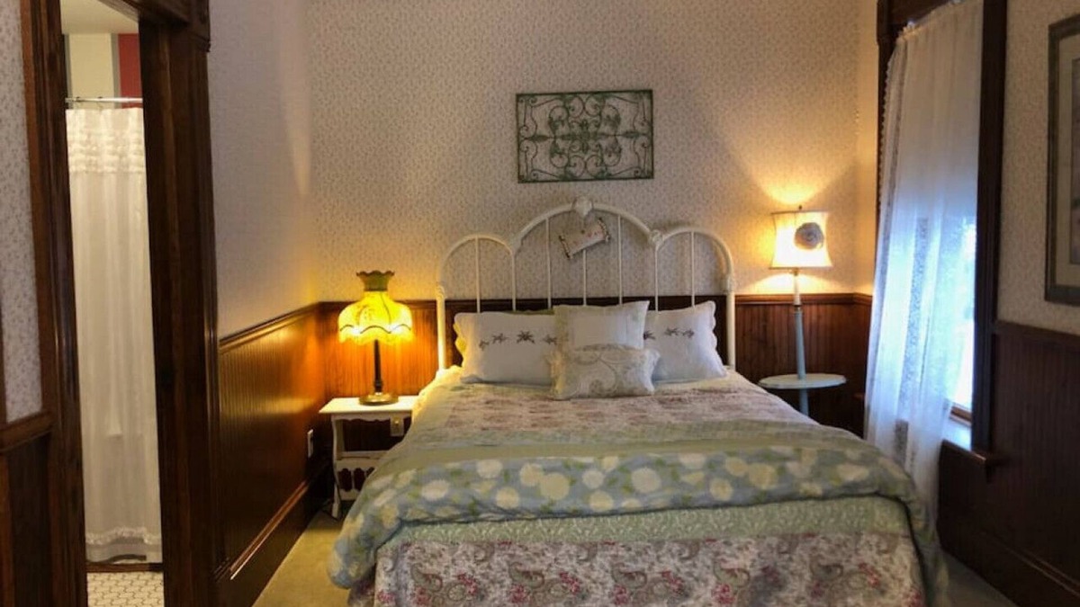 Rush City Hotel | GH1 · #1 Grant House-Moniqe's Suite: Tearose Eveningsong