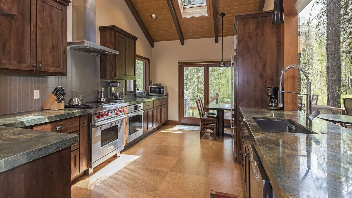 Black Butte Ranch House | GH115 | Well-appointed kitchen, 4 spacious bathrooms & views of 18th fairway!