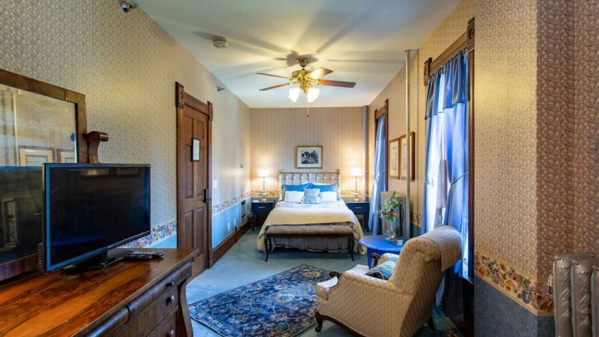 Rush City Hotel | GH3 · #3 Grant House-The Ducat Suite: Avalon in Lavender