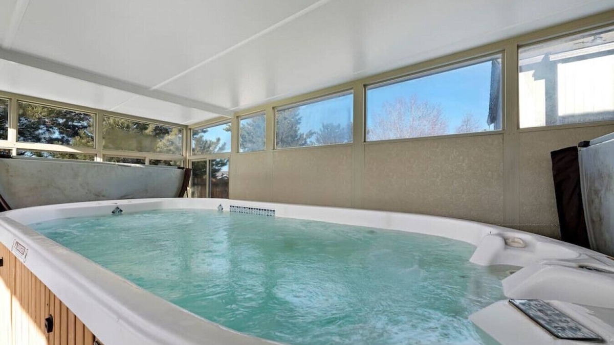 Sparks House | Giant Jacuzzi Luxe 5 BD Home Pool Table Ping-Pong