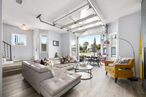West Newport House | Giant Newport Duplex - Surf, Sand, Playground, Parking